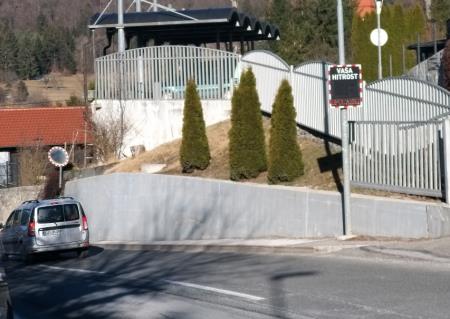 Prikazovalnik hitrosti Bločice v začetku naselja Foto Boštjan Otoničar